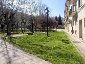 a street light in the grass next to a building at Apartamento pet friendly en Ezcaray, con piscina in Ezcaray