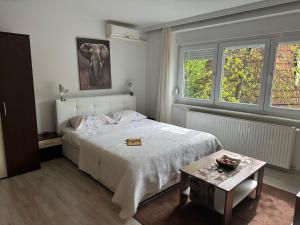 Postel nebo postele na pokoji v ubytování Apartments Magnolija - Zagreb Centre