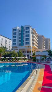 een groot zwembad voor een gebouw bij Stella Beach Hotel Ultra All Inclusive in Okurcalar