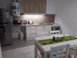 Una cocina o kitchenette en Confortable departamento con cochera, hasta 4 personas