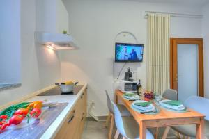 cocina con mesa de madera y comedor en Mendrisio Corte - Happy Rentals, en Mendrisio