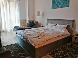 um quarto com uma cama grande com sapatos em Belvedere Studio em Brasov