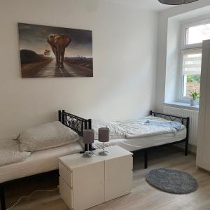 Un pat sau paturi într-o cameră la Schöne 3-Zimmer Ferienwohnung im Süden von Leipzig EG
