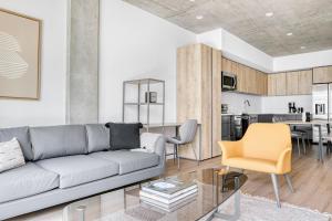 Nhà bếp/bếp nhỏ tại Downtown 1BR w Pool Gym WD nr Staples Center LAX-552