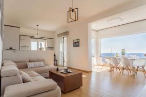 Χώρος καθιστικού στο Stelianas House Top Floor Apartment with Private Jacuzzi