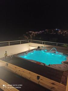 Πισίνα στο ή κοντά στο Stelianas House Top Floor Apartment with Private Jacuzzi