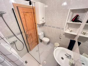 A bathroom at S2Plaza de la Merced especial grupos con parking