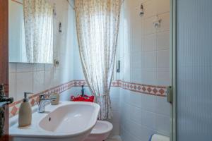 bagno con lavandino e servizi igienici di Villa Azzurra ad Agnone Bagni