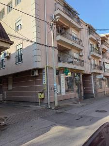 een lege straat voor een appartementencomplex bij Memento in Kragujevac