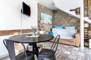 ein Wohnzimmer mit einem Tisch und einem Sofa in der Unterkunft Casa Azul in Moledo