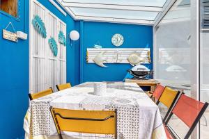 a blue dining room with a table and chairs at Casa Azul in Moledo
