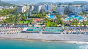 een luchtzicht op een resort met een strand bij Stella Beach Hotel Ultra All Inclusive in Okurcalar