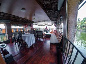 Kalappura Houseboats & Tours餐厅或其他用餐的地方