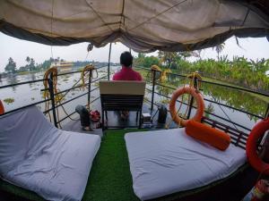Kalappura Houseboats & Tours的阳台或露台