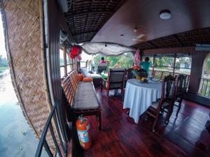 Kalappura Houseboats & Tours的休息区