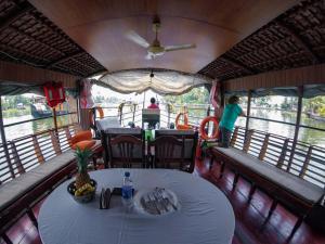 Kalappura Houseboats & Tours的阳台或露台