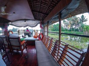 Kalappura Houseboats & Tours的休息区