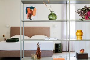 um quarto com uma cama e uma prateleira de vidro em MAR Modena Accommodation in Residence em Formigine