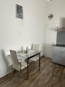 - une table à manger et des chaises dans la cuisine dans l'établissement Al vecchio Mulino, à Lastra a Signa