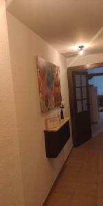 een kamer met een schilderij aan de muur en een tafel bij RECONECTA CONTIGO MISMO in Carataunas