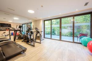 a gym with treadmills ellipticals and exercise bikes at Feel Good Apartments in Krumpendorf am Wörthersee
