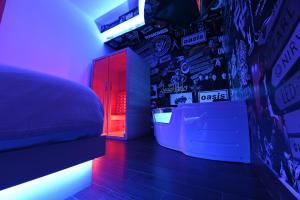 una camera con letto e luci rosse e bianche di ARTEMIDE "Fiore Club" B&B SUITE SPA a Giffoni Valle Piana