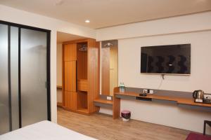 Postel nebo postele na pokoji v ubytování Hotel Sai Palkhi Niwara