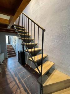 L’ Esquirol的住宿－Casa Rural Can Titus，建筑物的楼梯,旁边有一个扬声器