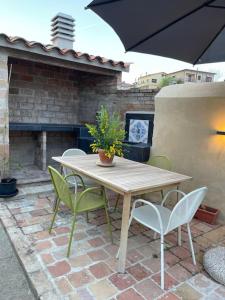 L’ Esquirol的住宿－Casa Rural Can Titus，庭院内桌椅和遮阳伞