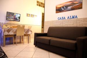 Casa Alma في نابولي: غرفة معيشة مع أريكة وطاولة