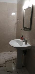 y baño con lavabo blanco y espejo. en Calm Rooms, en Agioi Apostoli