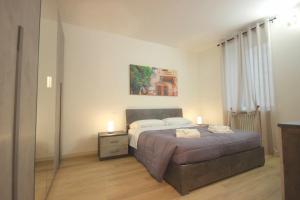 een slaapkamer met een bed met twee handdoeken erop bij Case VR Holiday Canter House in Verona