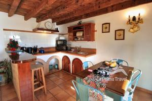 cocina con encimera y mesa en una habitación en Casa Morera, en Fuencaliente de la Palma