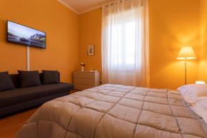 um quarto com uma cama grande e um sofá em The Novara Gateway - appartamento Novara em Novara