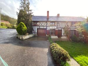 Casa blanca y negra con entrada en Le Val Godard en Fresnay-le-Samson