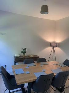 The Garden House, Necarne, Irvinestown في Irvinestown: قاعة اجتماعات مع طاولة وكراسي خشبية