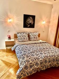 - une chambre avec un lit et deux lumières sur le mur dans l'établissement Alexandru Home, à Boissy-Saint-Léger