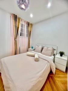 1 dormitorio con 1 cama blanca grande y ventana en Alexandru Home, en Boissy-Saint-Léger
