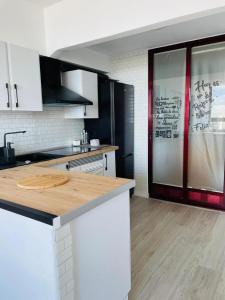 Kuchnia lub aneks kuchenny w obiekcie GEMELOS 15 TURIS - PREMIUM Apartamentos