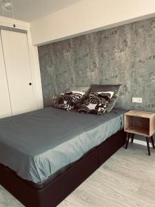 łóżko z poduszkami w sypialni w obiekcie GEMELOS 15 TURIS - PREMIUM Apartamentos w mieście Benidorm