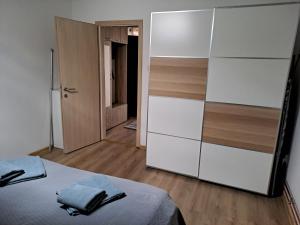 um quarto com um grande roupeiro e uma cama em Bibas em Križevci