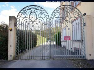 een poort naar een huis met een oprit bij Aux Souvenirs d'Anaëlle gîtes 5 personnes in Sainte-Marie-aux-Mines