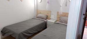 two twin beds in a small room with a window at Apartamento Ferrandis Benicasim in Benicàssim +1 photo