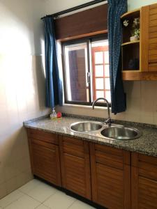 阿尔布费拉Apartamentos Old Town by Umbral的带水槽和窗户的厨房 更多18张照片