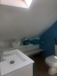 Kúpeľňa v ubytovaní CHEZ ROMY, MAISON AVEC PARKING ET JARDIN