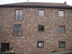 a brick building with many windows on it at appartement Courcelles in Courcelles