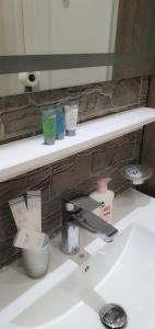 lavabo con espejo y cepillo de dientes en راحتك - إقامة وفخامة en La Meca
