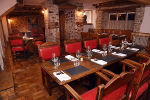 uma sala de jantar com uma mesa de madeira e cadeiras em Alfred Russel Wallace Restaurant with Rooms em Usk