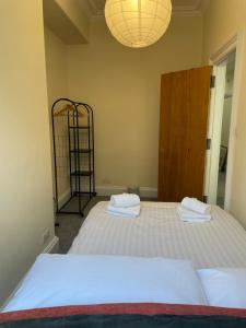 Imagen de la galería de Central, main door apartment, spacious 2 bedrooms- NO STAIRS, en Edimburgo