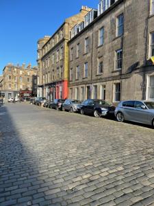 Imagen de la galería de Central, main door apartment, spacious 2 bedrooms- NO STAIRS, en Edimburgo 2 fotos más